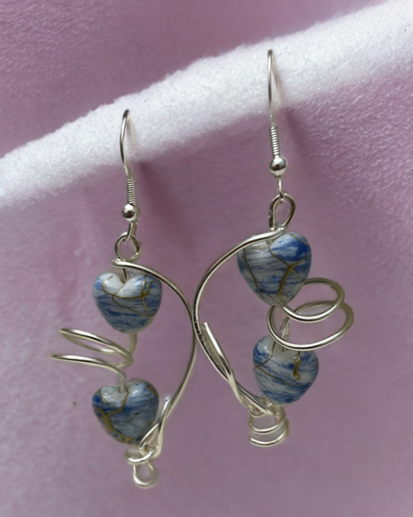 Blaue Herzen mit Schwung