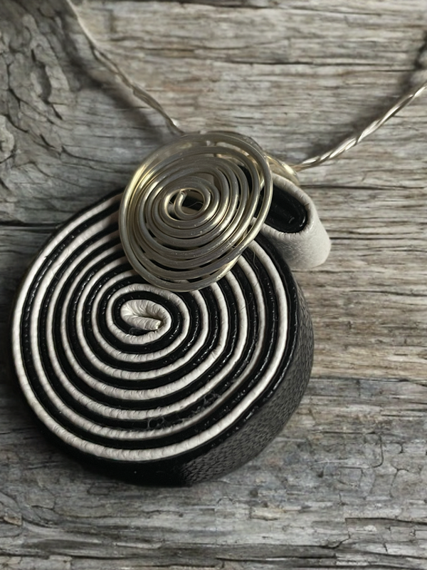 Spirale in Leder und Draht