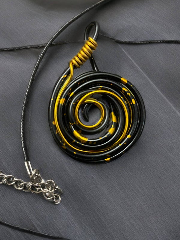 Schwarz/goldener Anhänger no 2