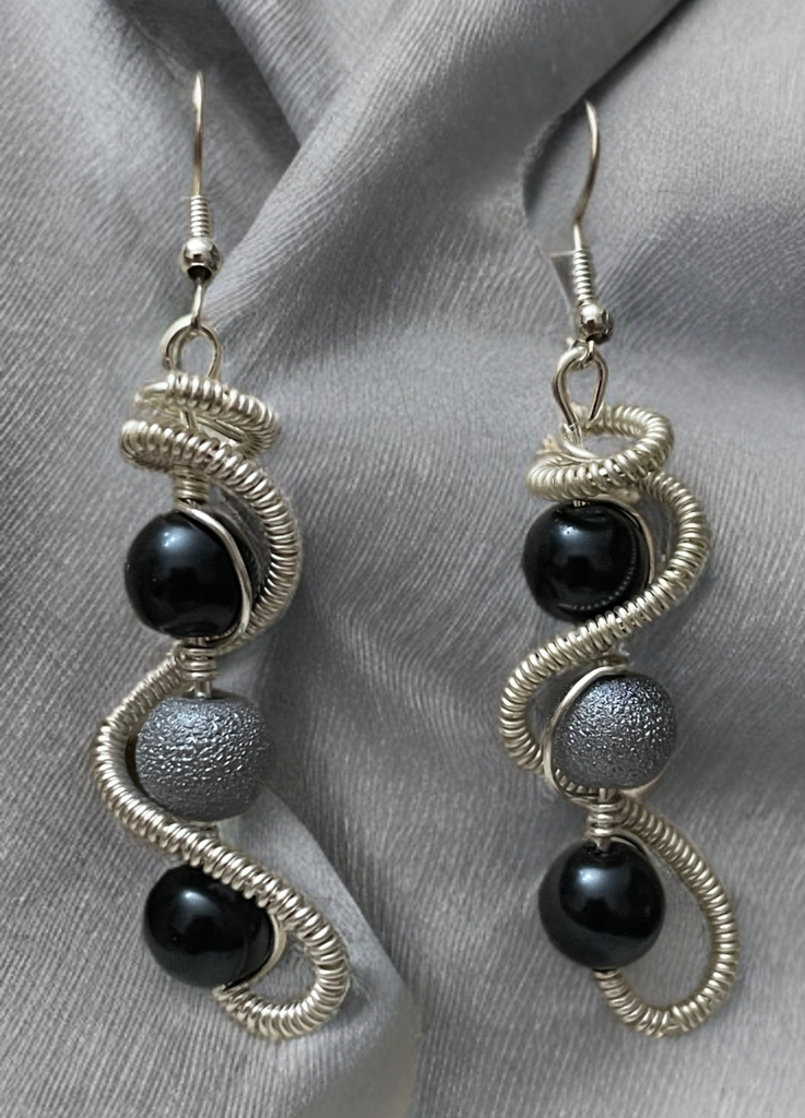 Ohrringe mit schwarz/grauen Perlen