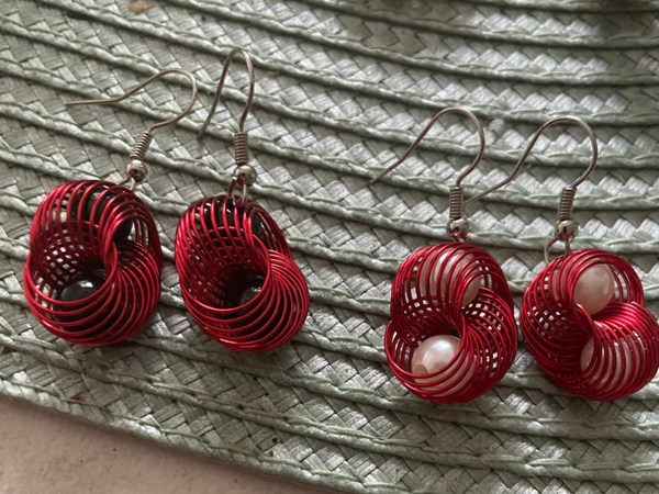 Spiralohrringe mit schwarzer/weißer Perle