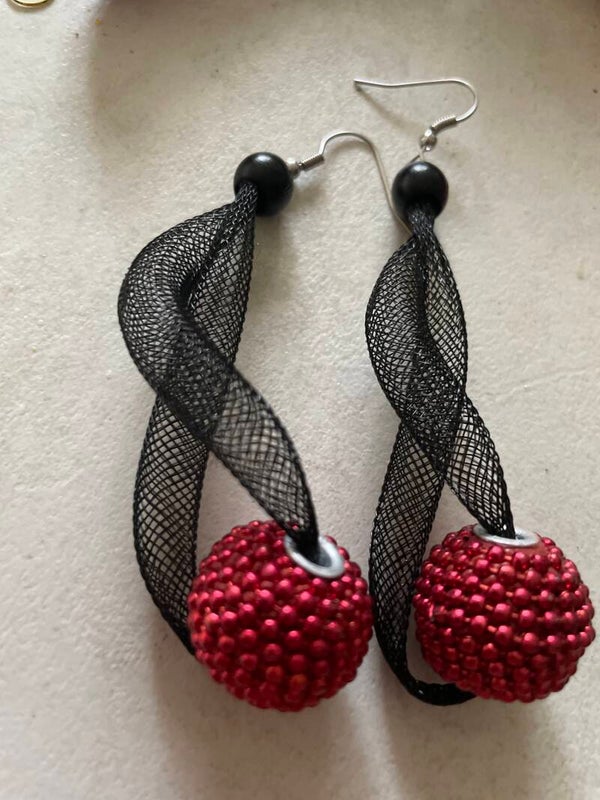 Mesh Ohrringe, rote Beere