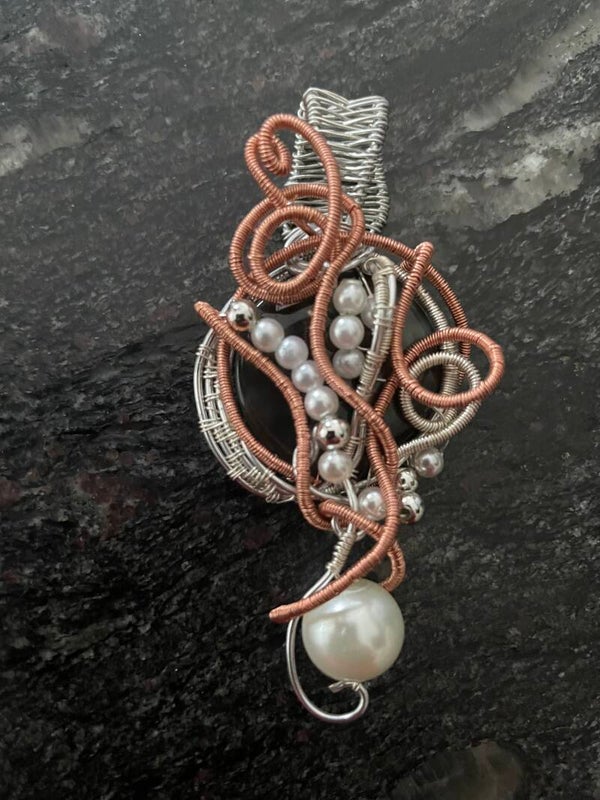 Perlenblüte in bicolorem Draht