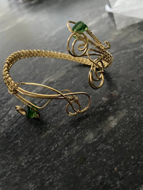 Armreif golden mit grünen Steinen