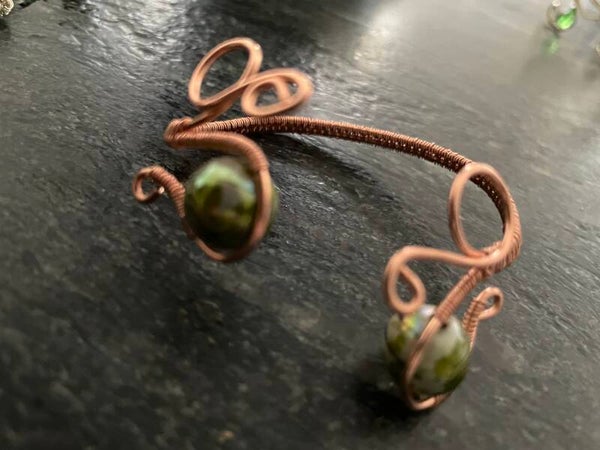 Armreif Kupfer mit grünen Perlen