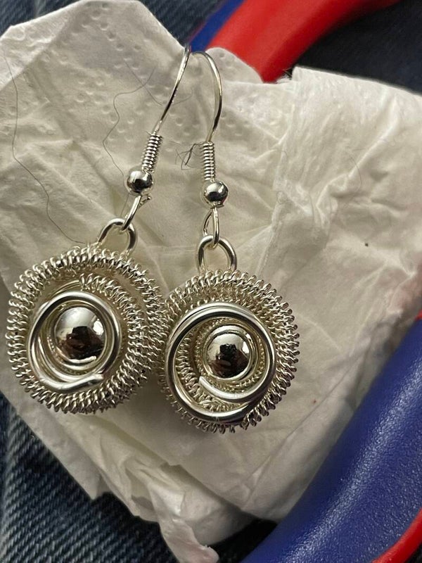 Ohrringe mit Perlen in vielen Farben