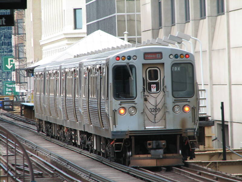 A 4-car train of 3200-series cars pulls into State/Lake.