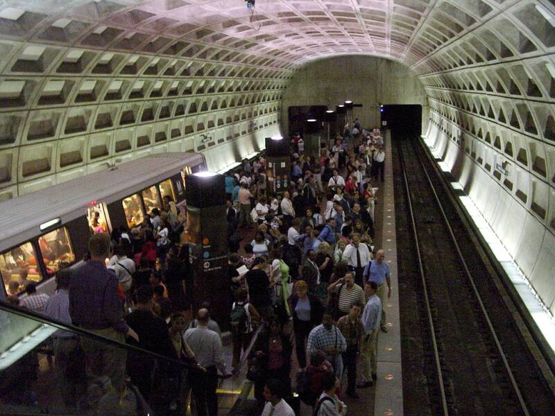 Crowds pack the platform at the Federal Triangle station during rush hour in August 2005.