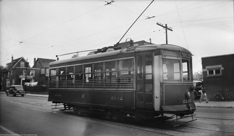 A double-ended Birney streetcar, on Coxwell, in 1940.