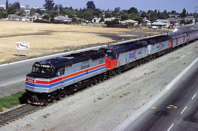 Fph40 EMD F40PH Diesel-Electric Locomotive | Trains and Railroads