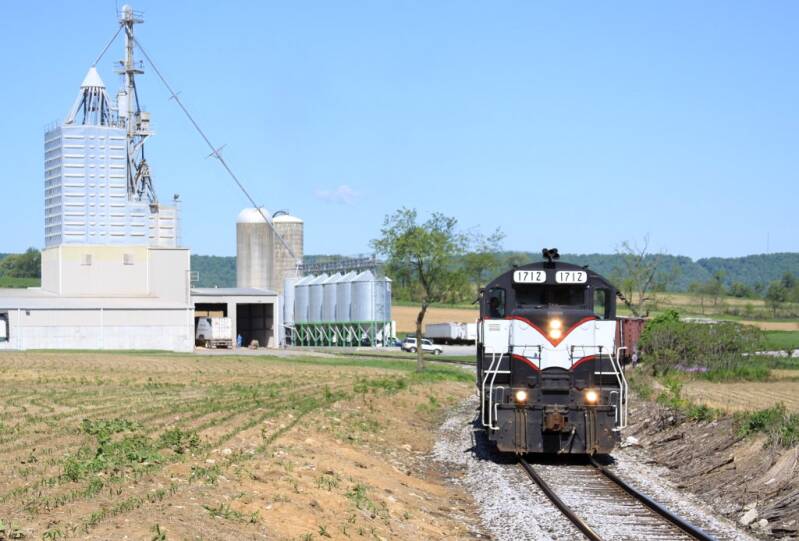 verett Railroad GP16 1712 passing Renaissance Nutrition near Martinsburg, PA.