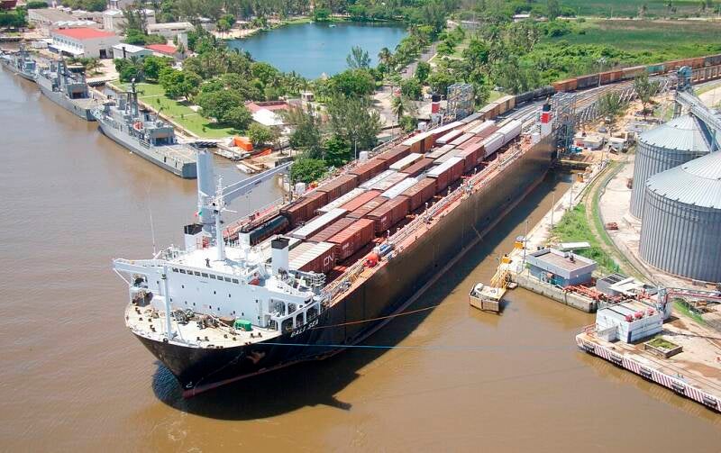 MV Bali Sea loads up with Ferrosur trains in Coatzacoalcos (October 2007).