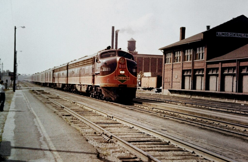 The Central of Georgia's Seminole at Kankakee, Illinois. The train is led by EMD E8 No. 811. August, 1964.