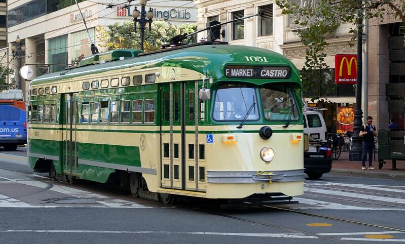 Muni 1051 at Second Street, October 2017.