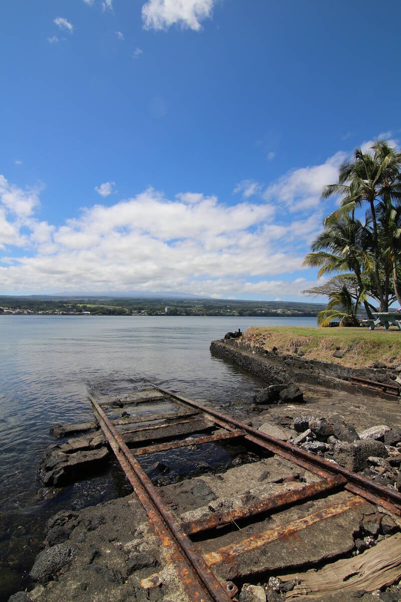Abandoned rails on Hilo Bay (2017).