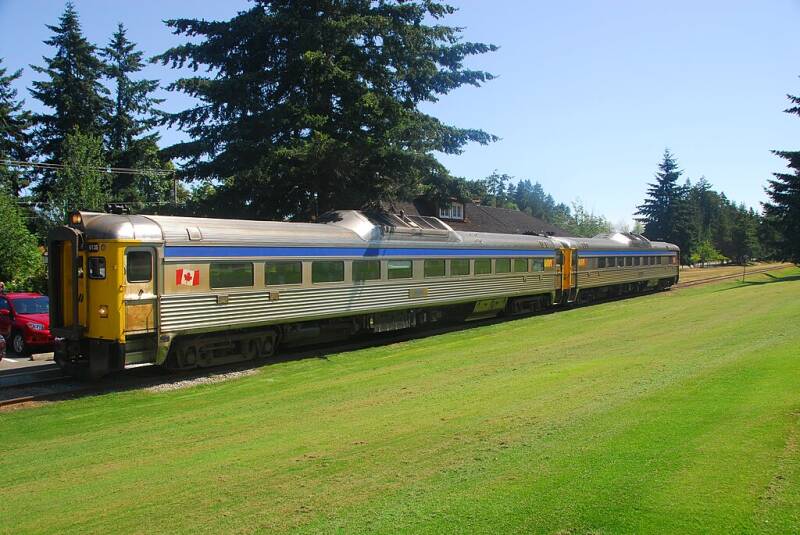 Via RDCs at Qualicum Beach station, a stop on Victoria–Courtenay train. The Victoria–Courtenay service was suspended in March 2010.