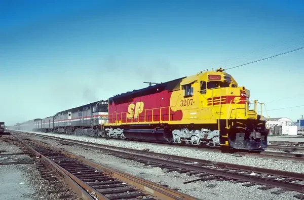 SP 3207 with Amtrak 5 at Richmond, CA on February 19, 1987 5 x 7 Photo