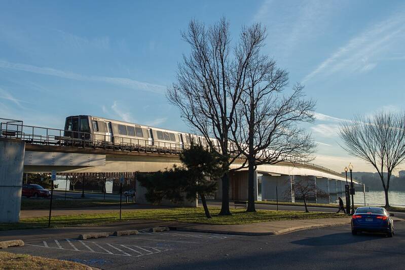 A Yellow Line train crossing the Potomac River in December 2014.