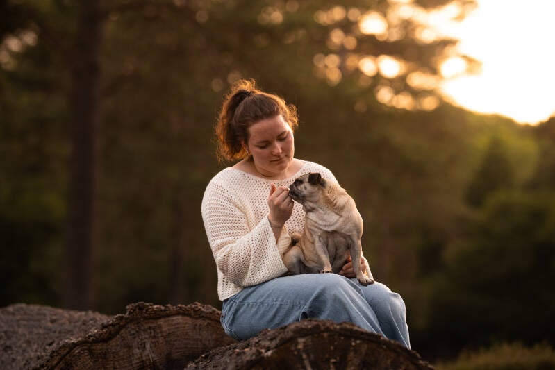 Baas en hond fotografie, mopshond en baasje hondenfotograaf Drenthe Gelderland
