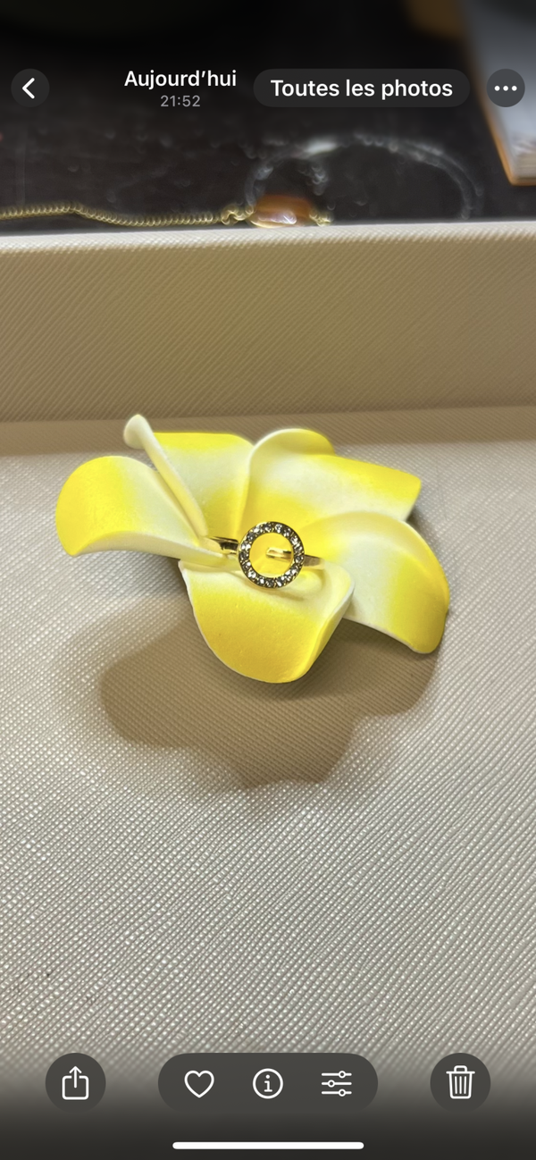 Bague argentée rond avec strass