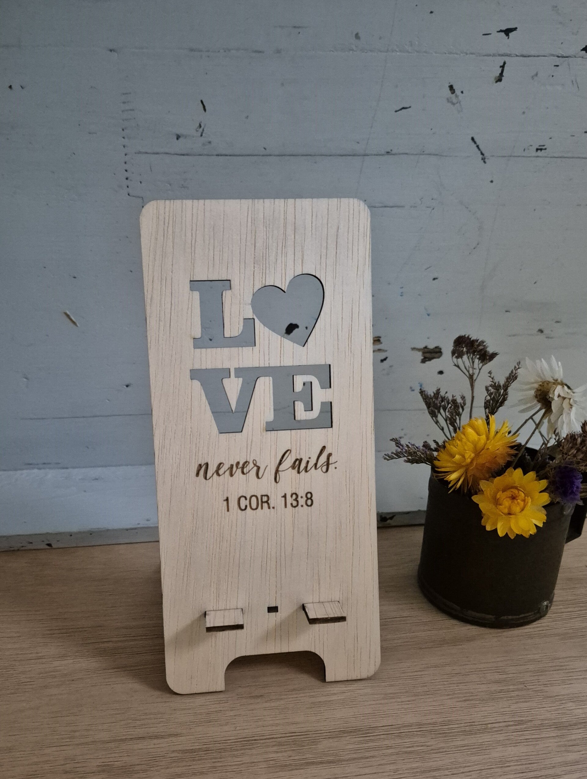 Telefoonstandaard 'Love never fails'