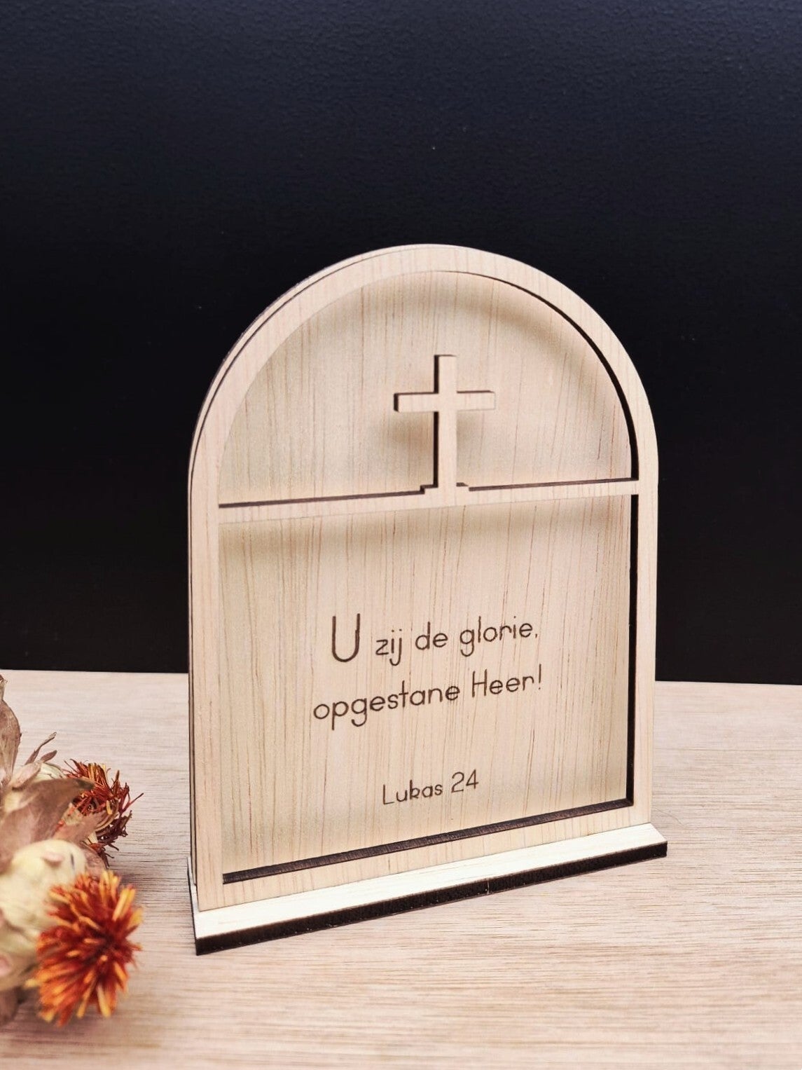 U zij de glorie  (raam, kruis)