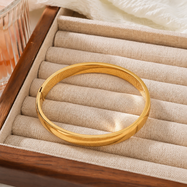 Classic Essence Gold Bracelet