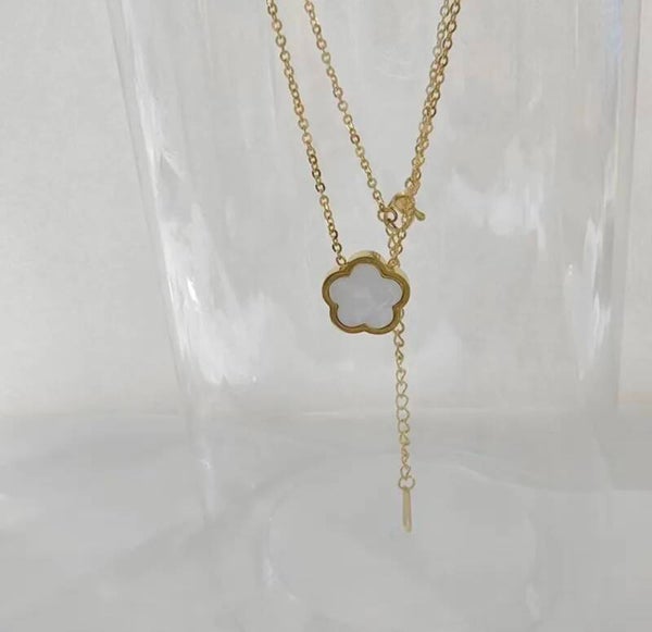 Single Flower White Necklace