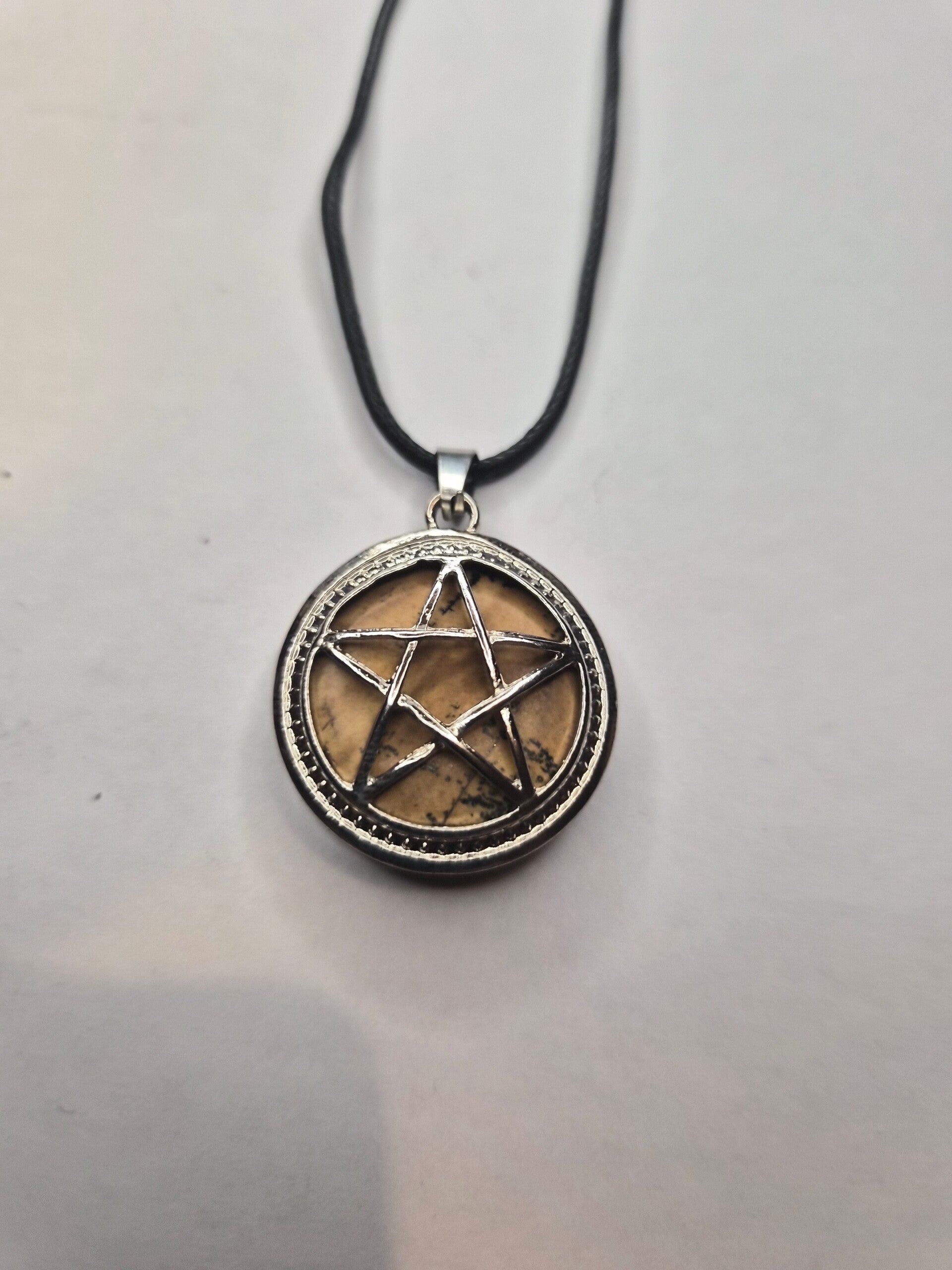 Collier pentacle gothique