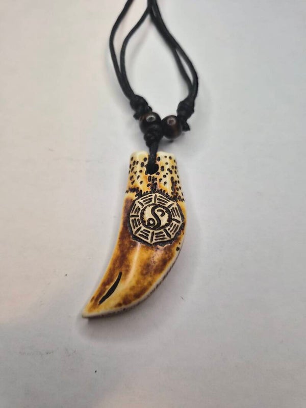 Collier corne en résine