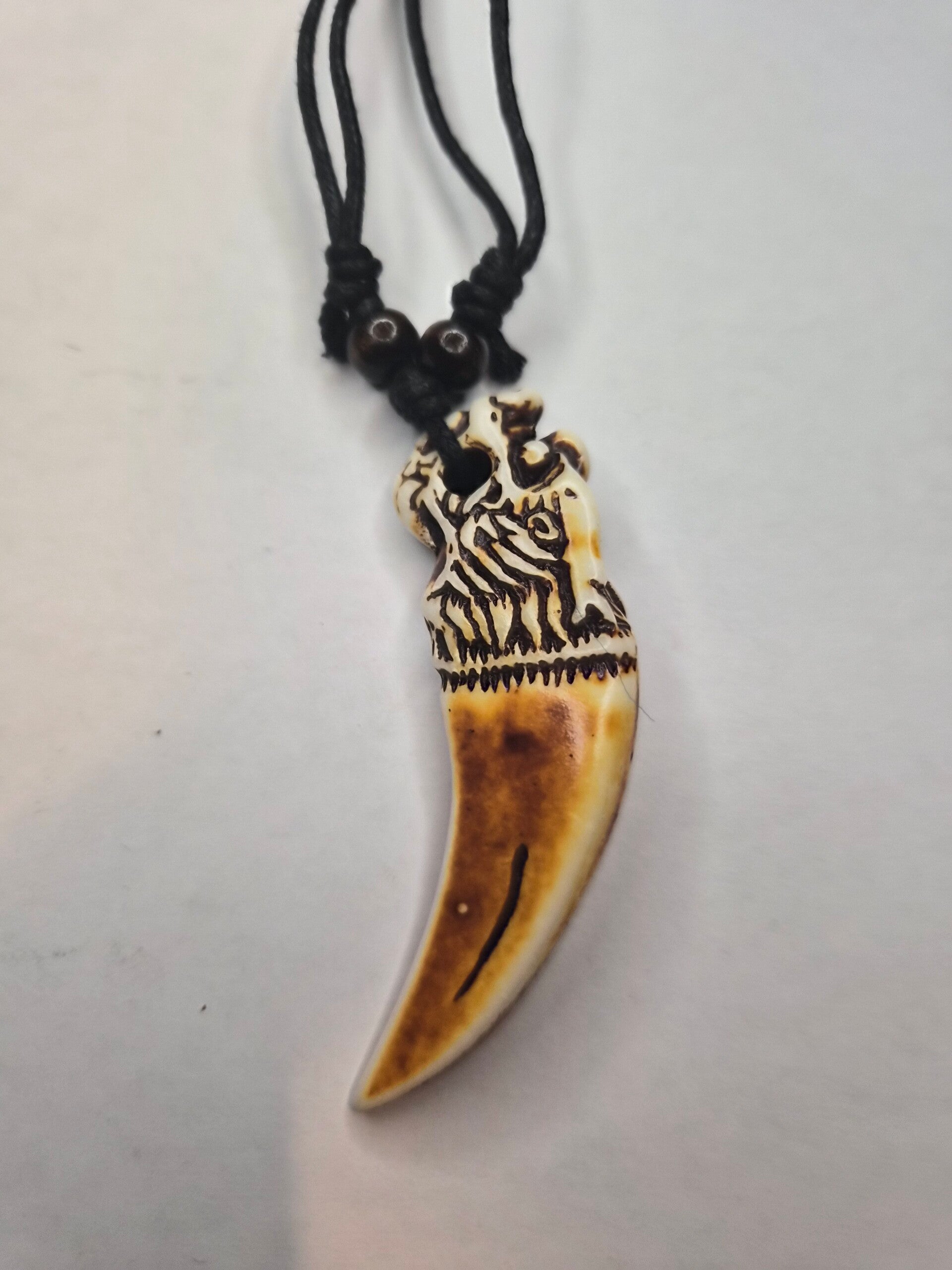 Collier corne en résine