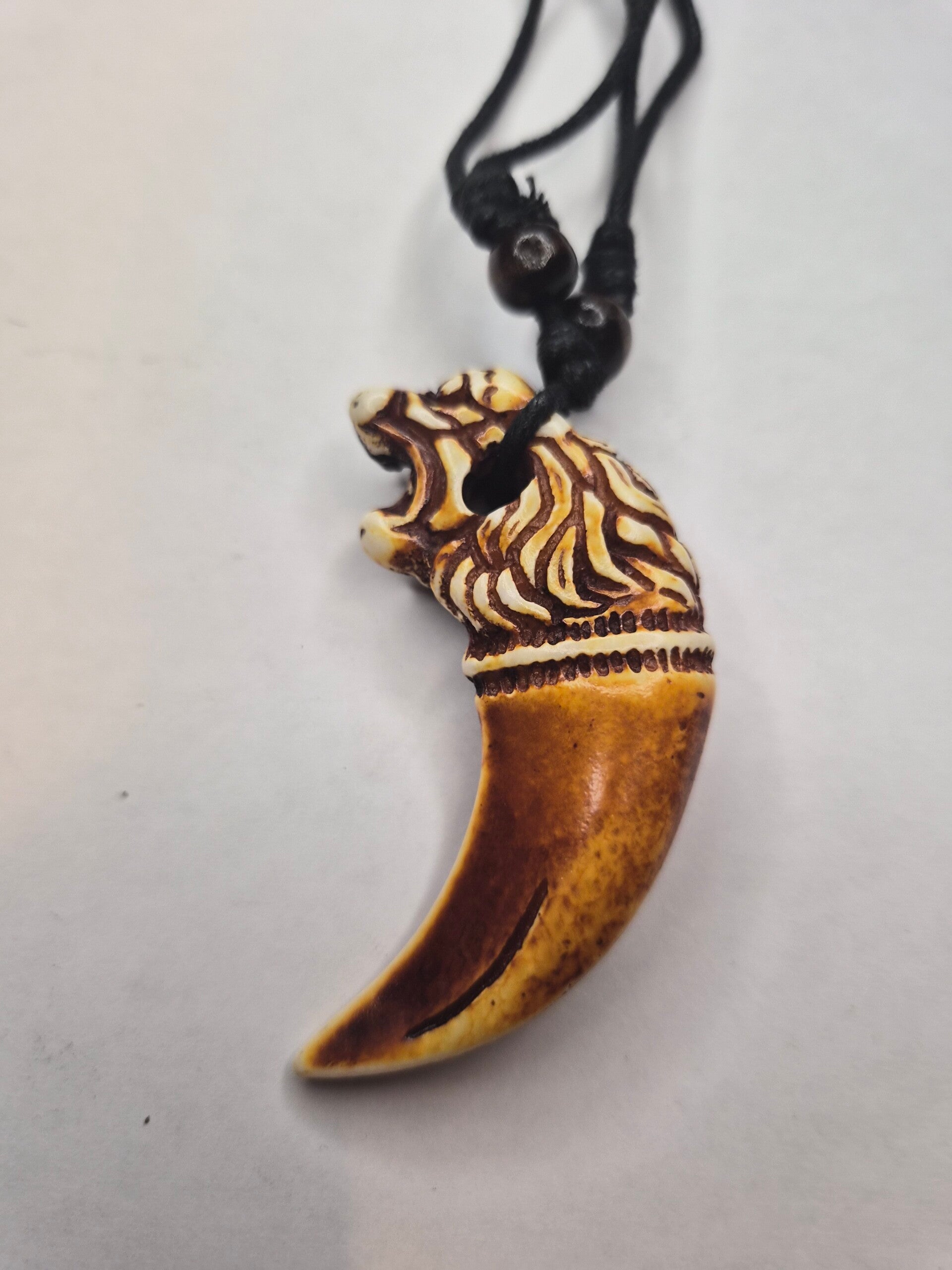 Collier corne en résine