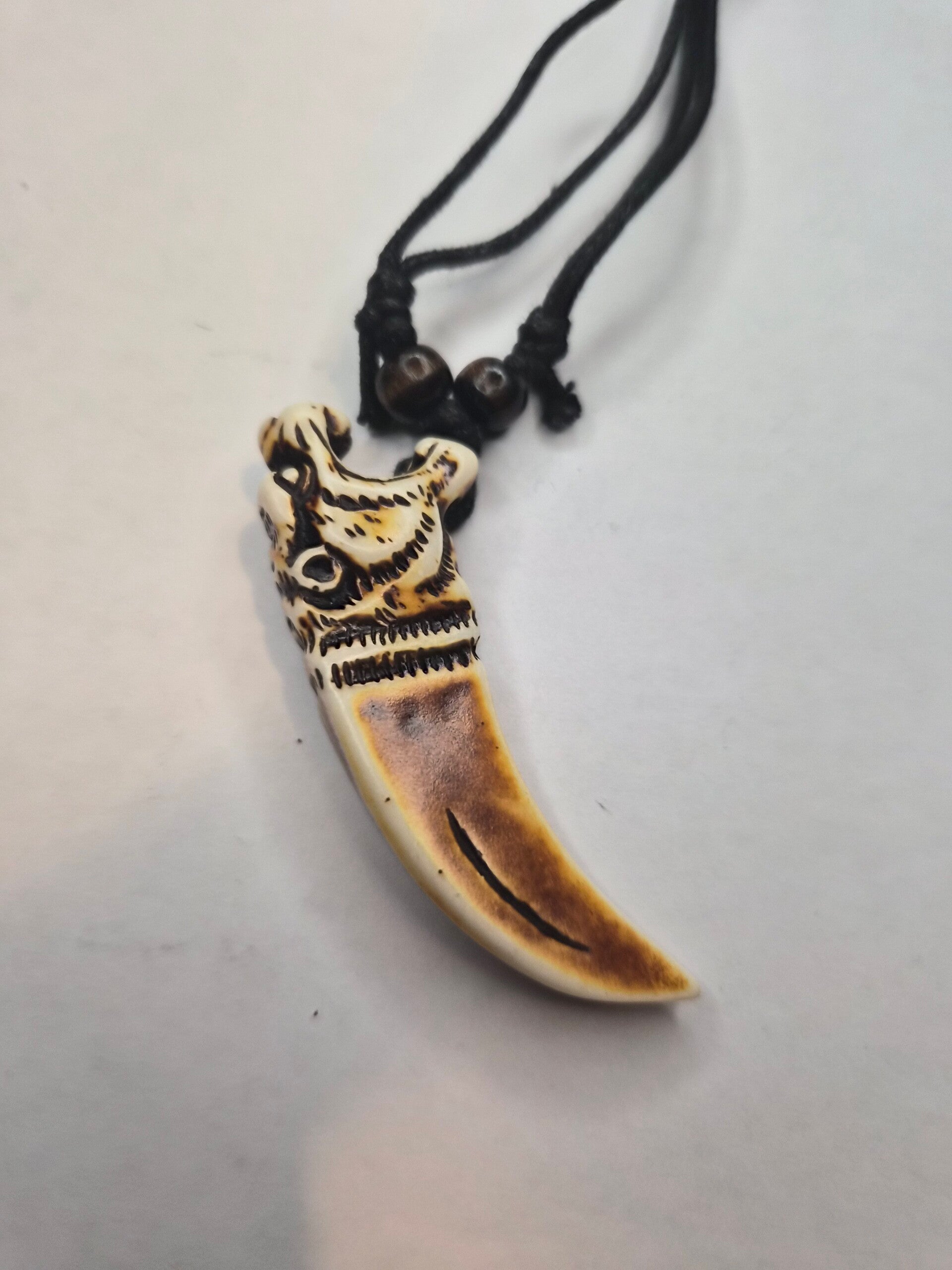 Collier corne en résine