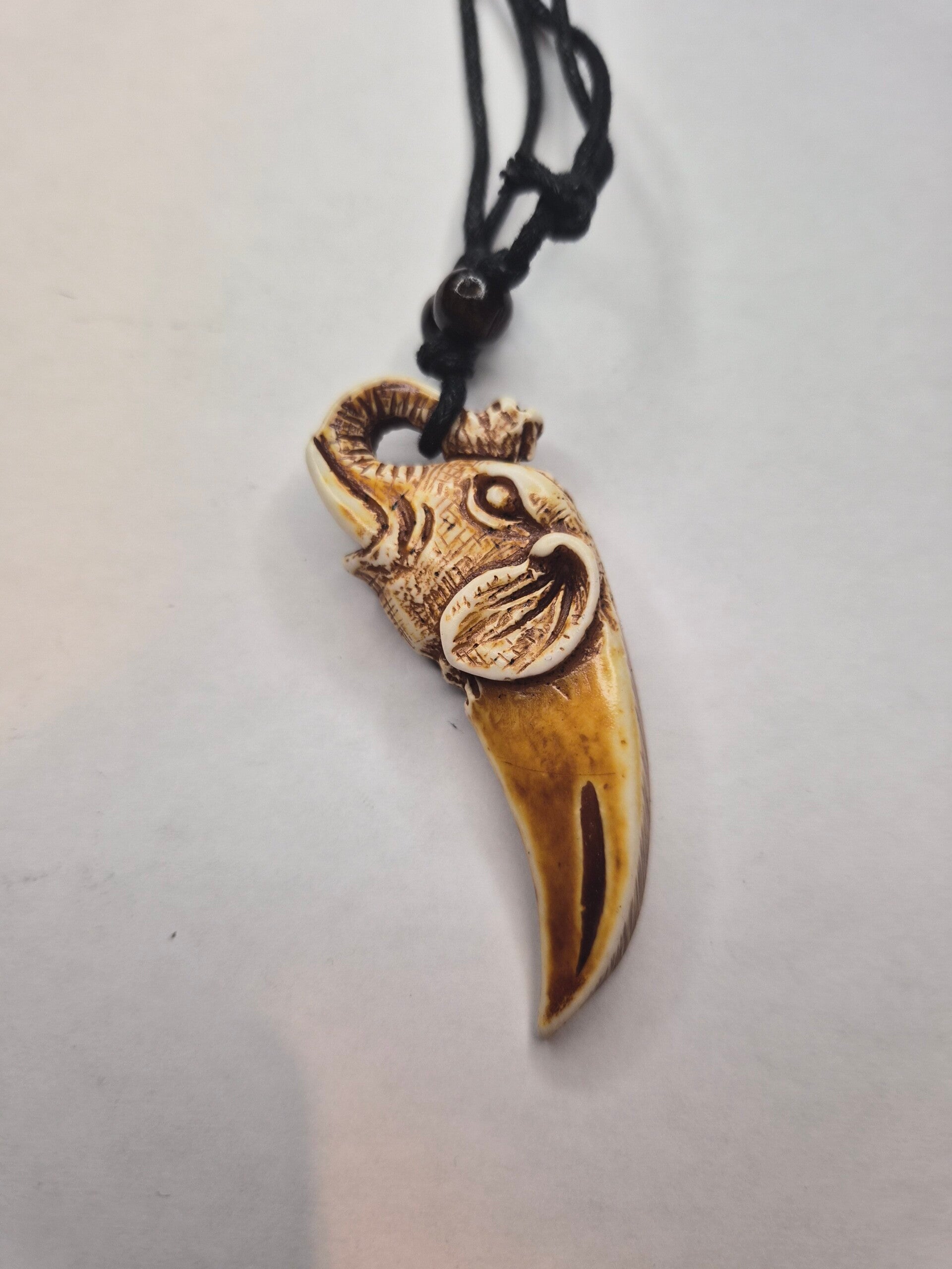 Collier corne en résine