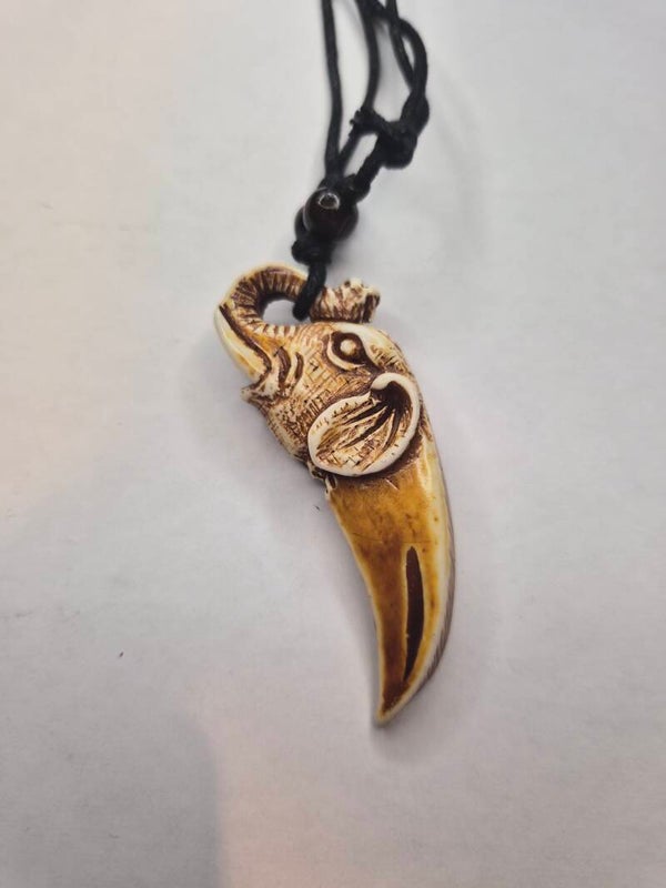 Collier corne en résine