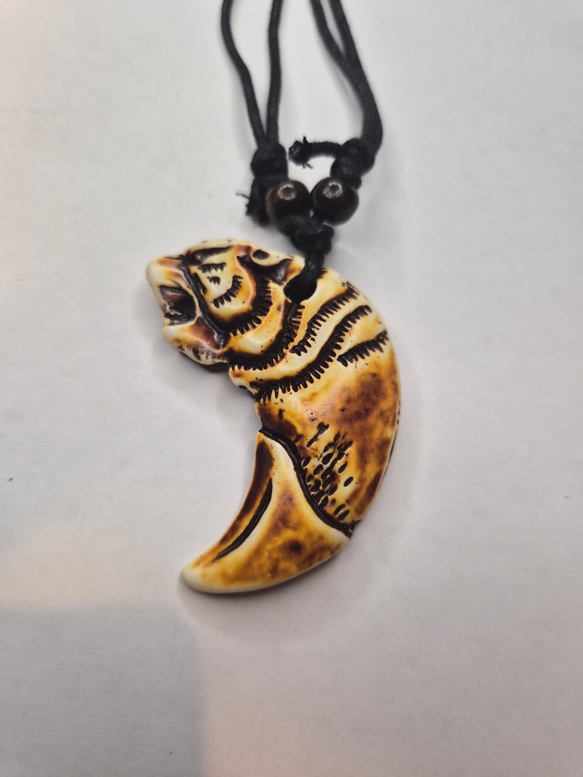 Collier corne en résine