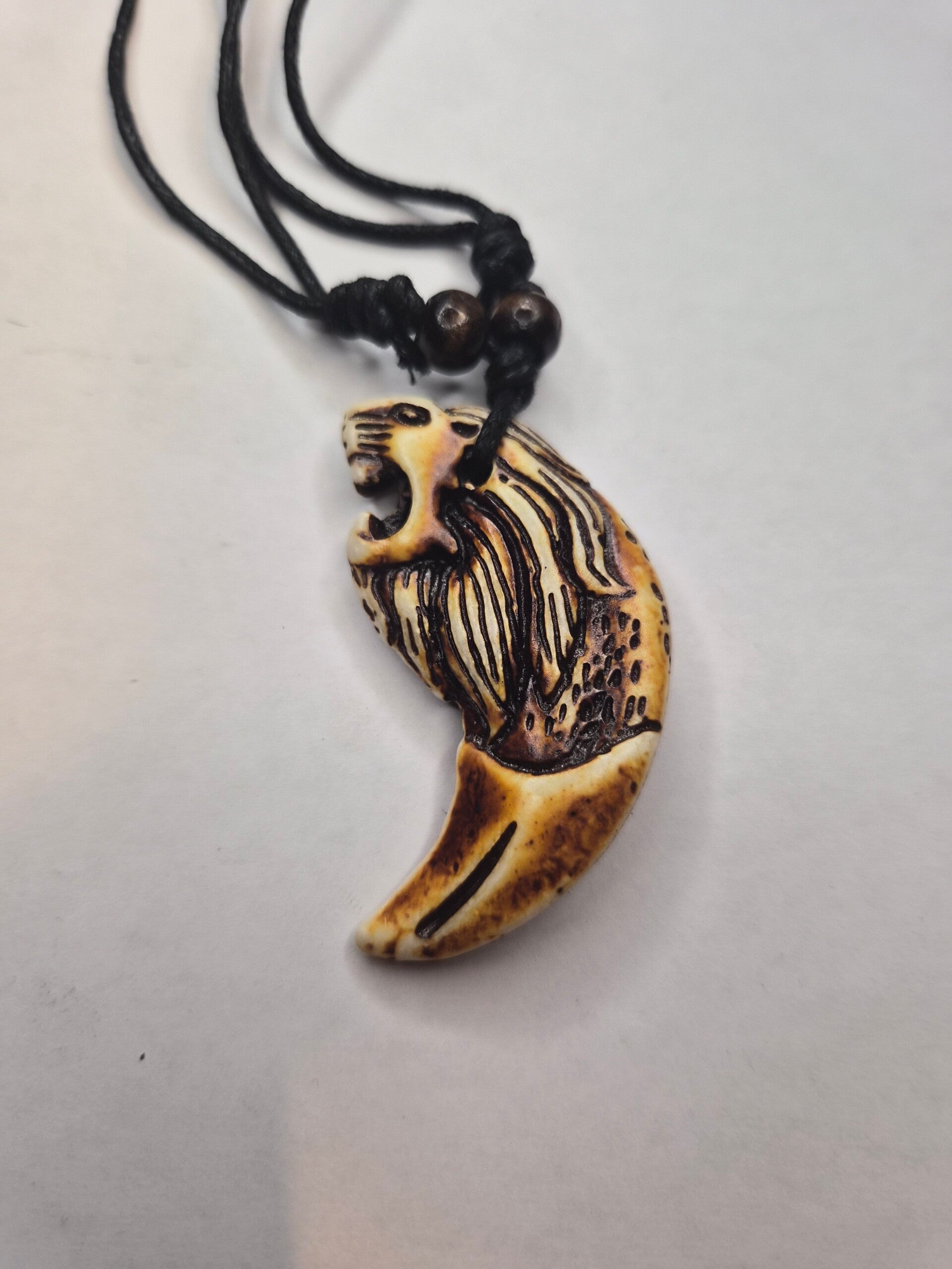Collier corne en résine