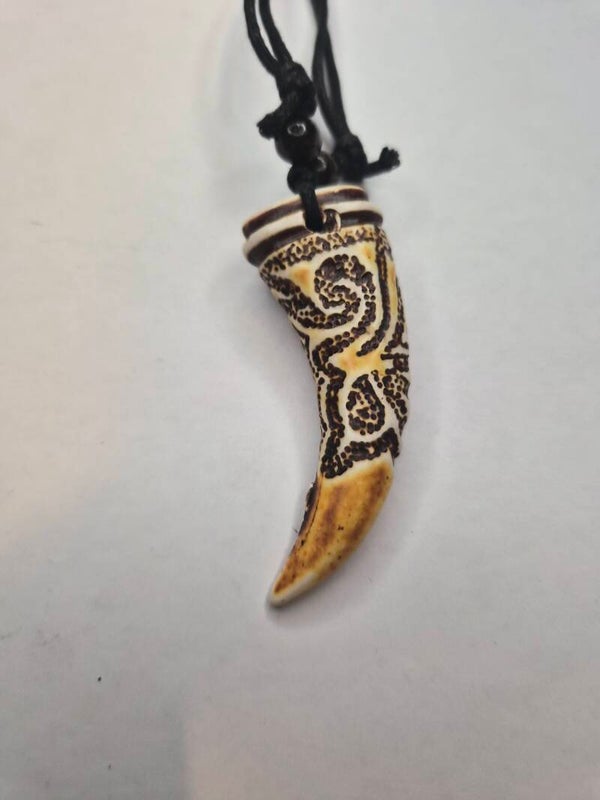 Collier corne en résine