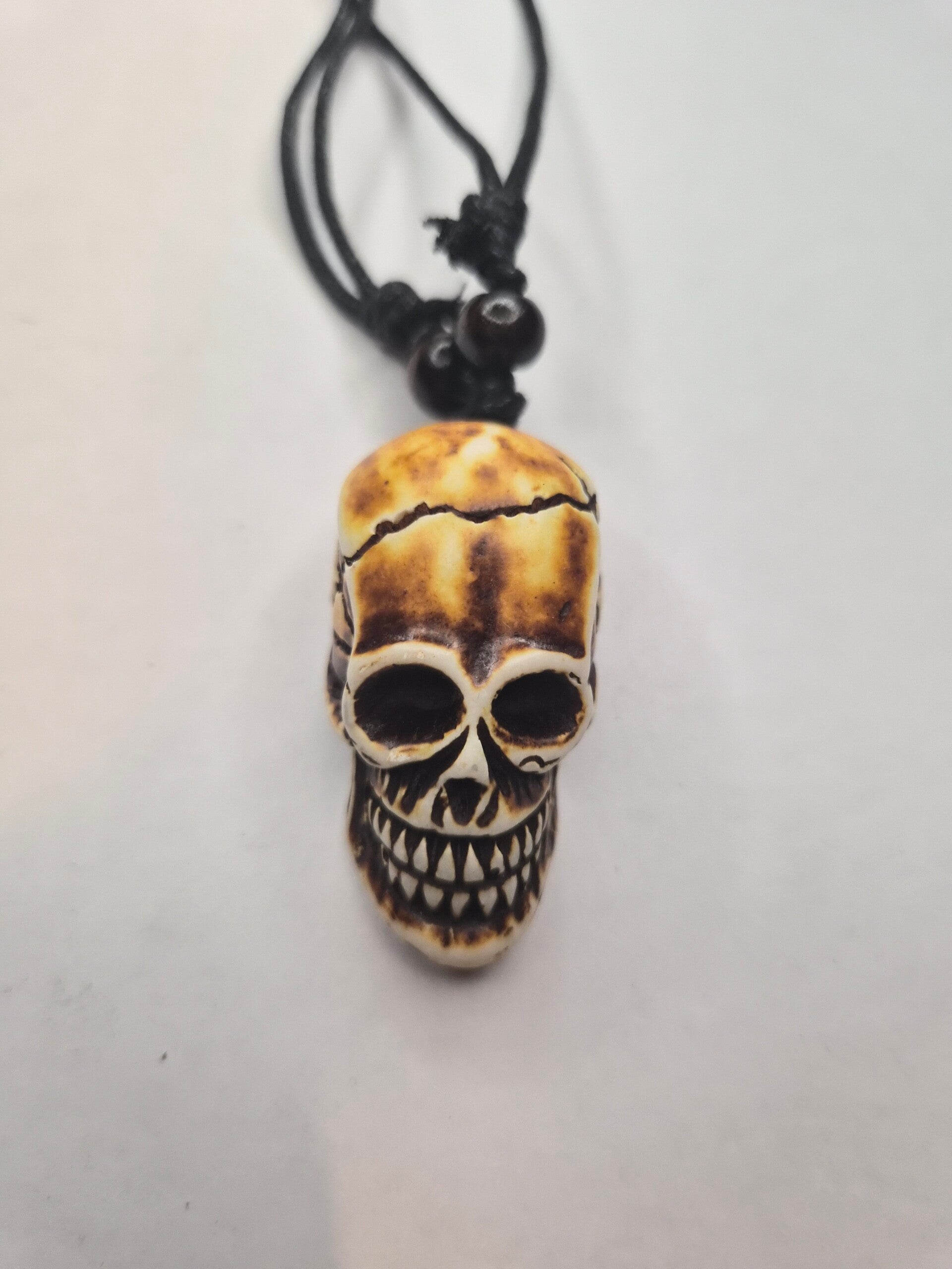 Collier tête de mort en résine