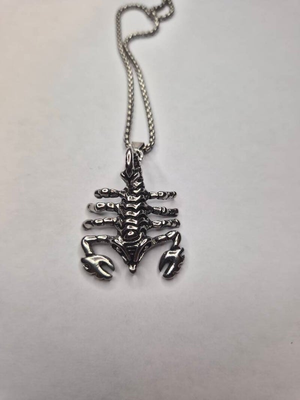 Collier scorpion