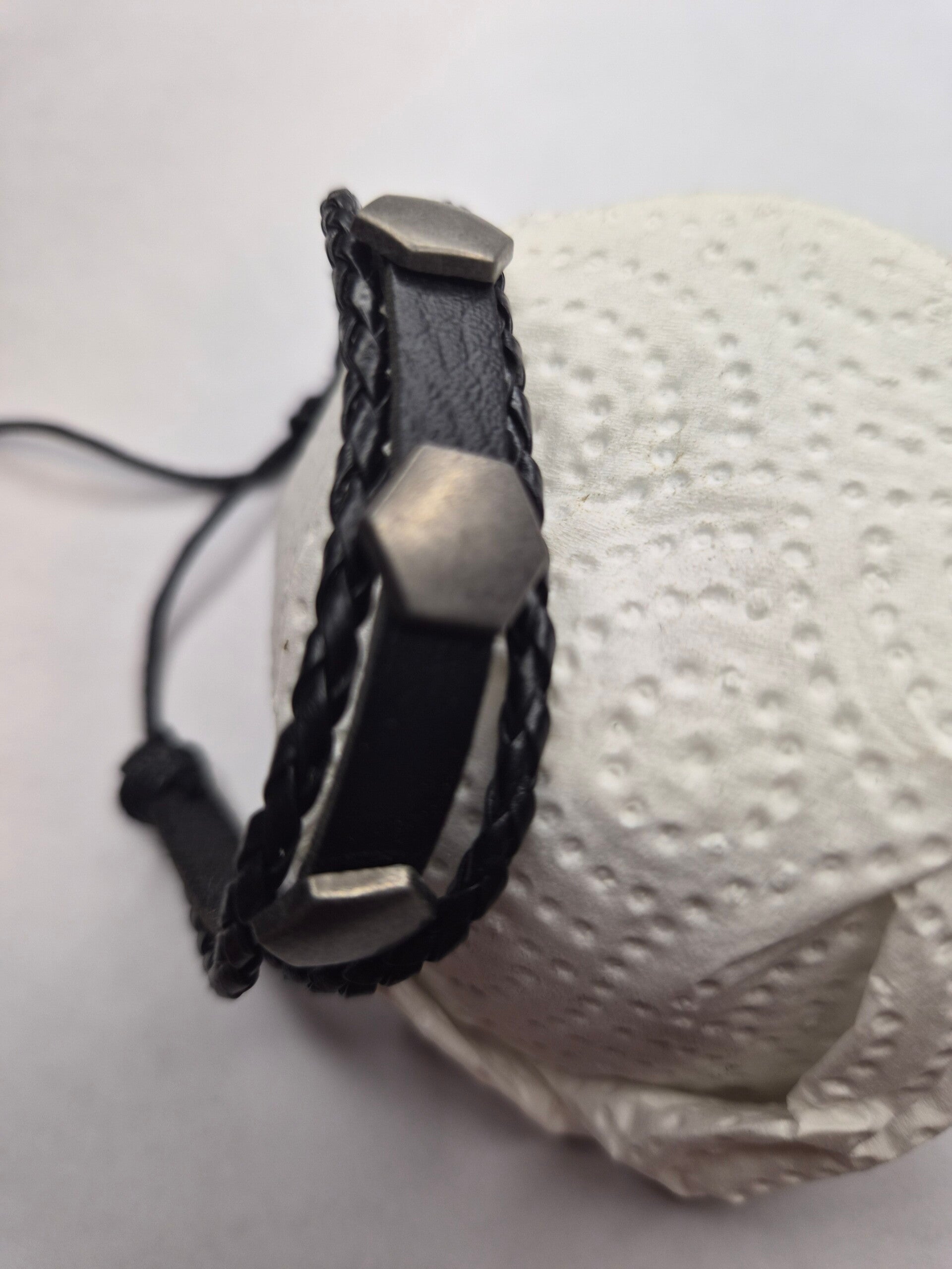 Bracelet noir 3 ecrous