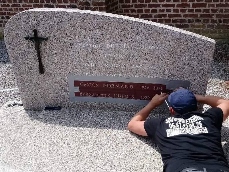 Suite au décè de Mr Normand Gaston la famille a fait appelle a Souvenir éternel pour faire la gravure de Monsieur et de Madame