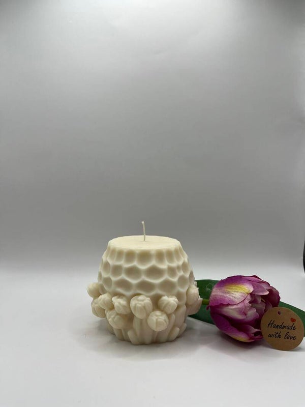 Frühlingsblüte - Tulpenkerze mit Wabenmuster