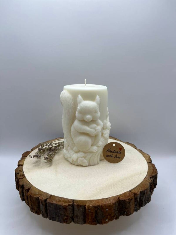 Waldzauber - Die Eichhörnchen-Stumpenkerze