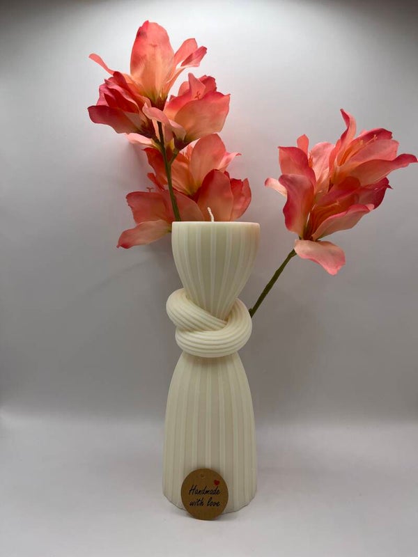 Elegante Verbundenheit - Die Kerze mit stilvollem Knoten