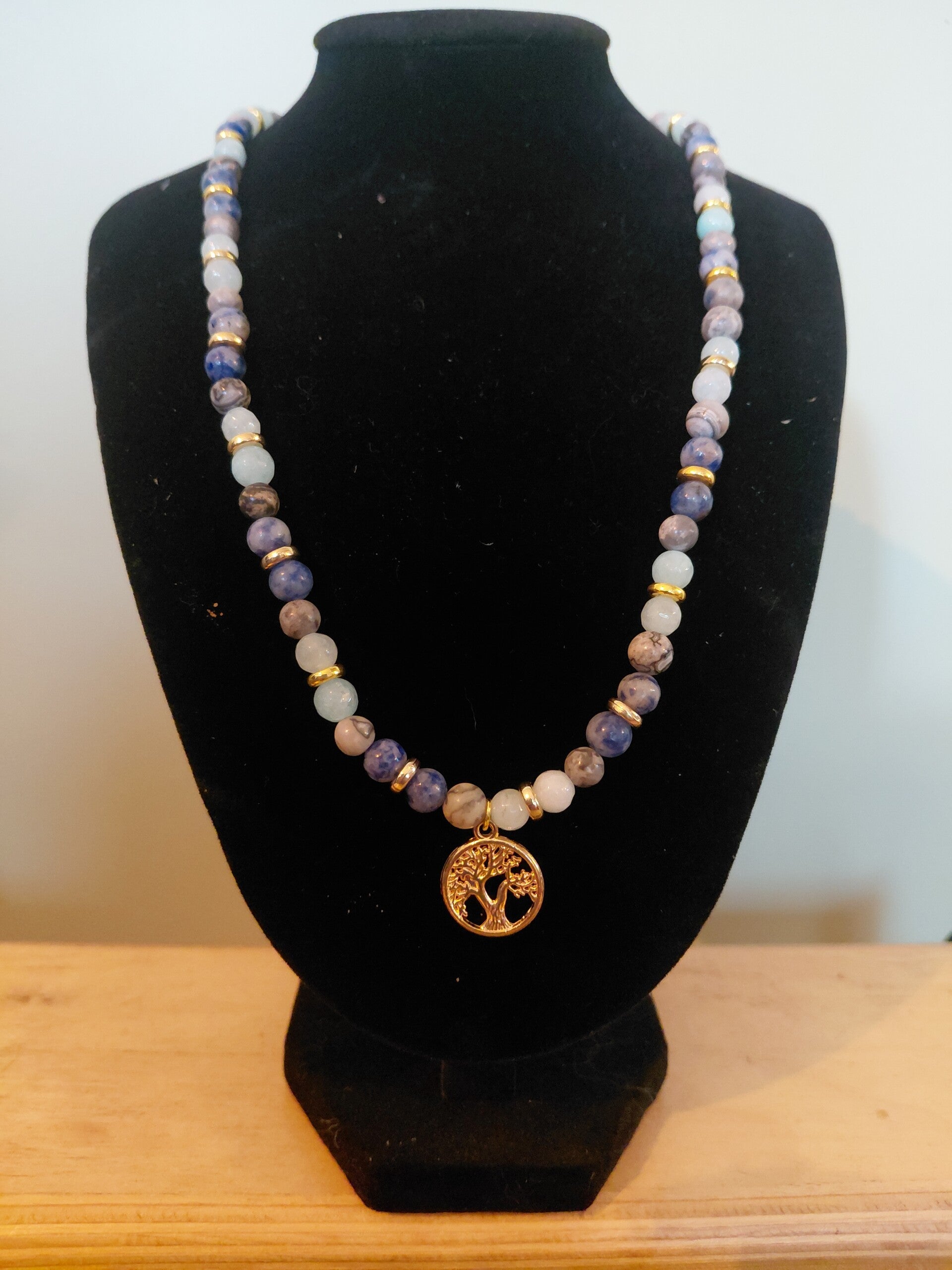 Elegante kralenketting met goudkleurige levensboom