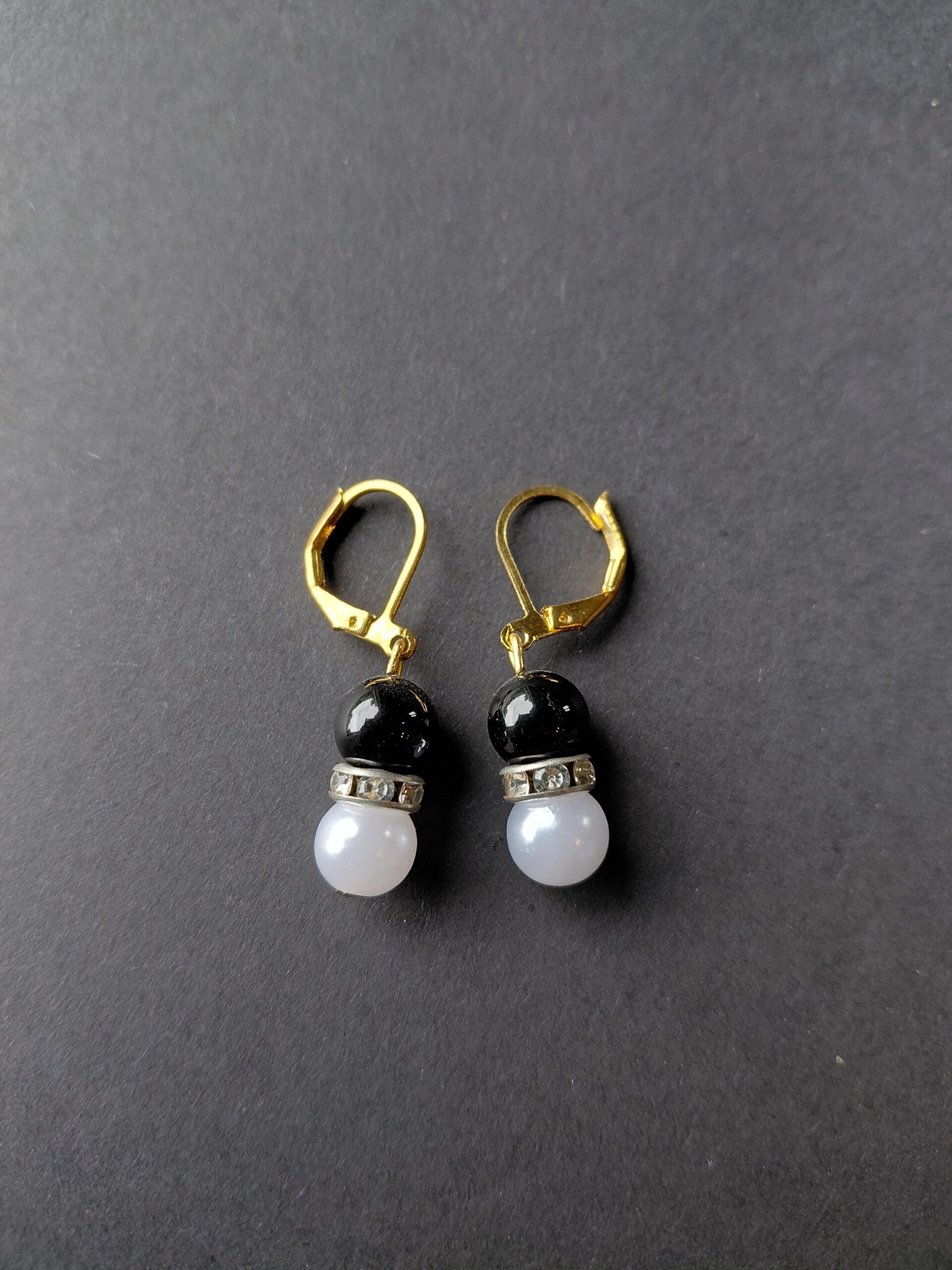 Elegante oorbellen met zwart-witte kralen 🖤🤍✨