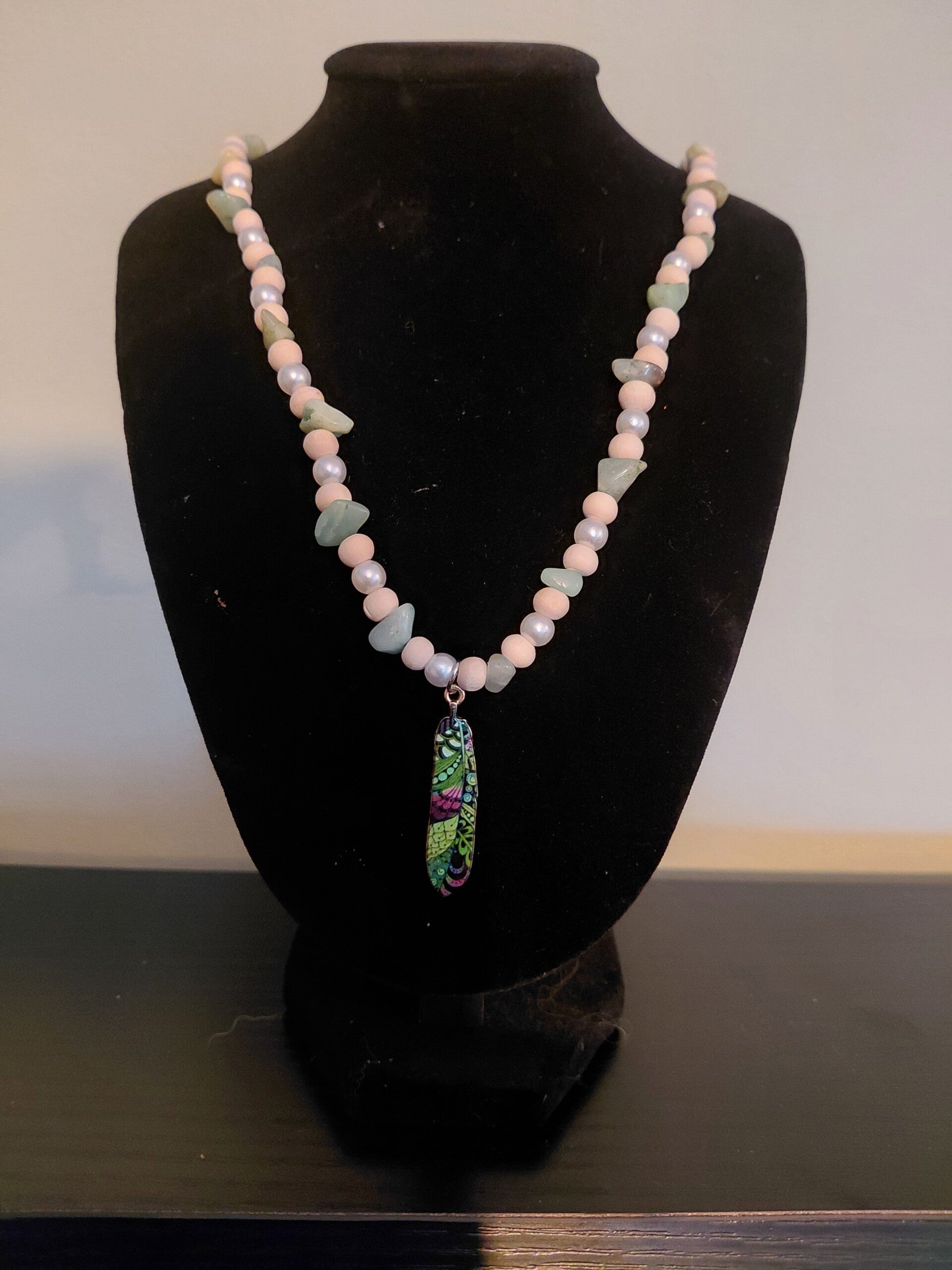 Zachtroze & mintgroene kralenketting met kleurrijke hanger