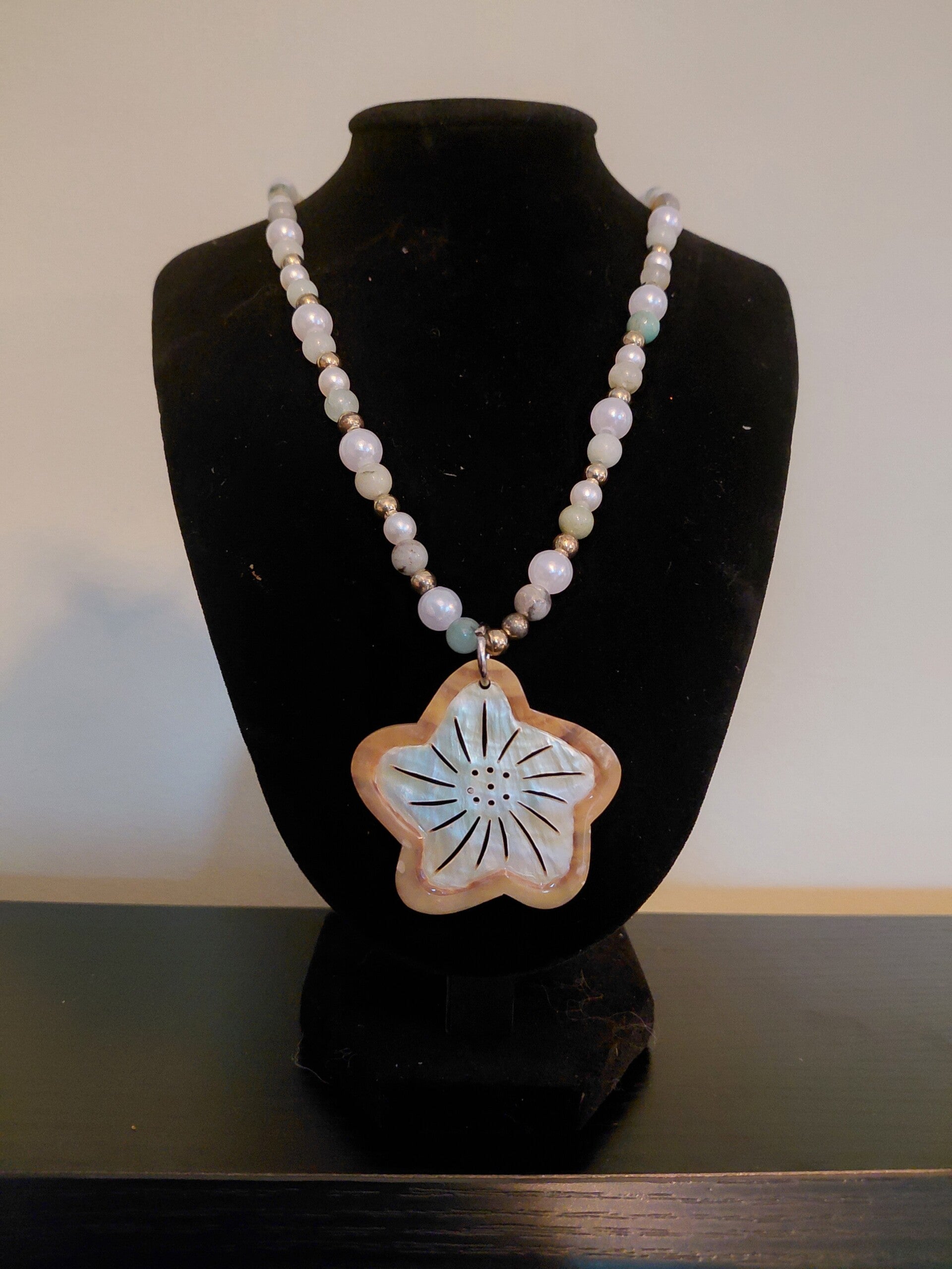 Zachte parelketting met bloemenhanger