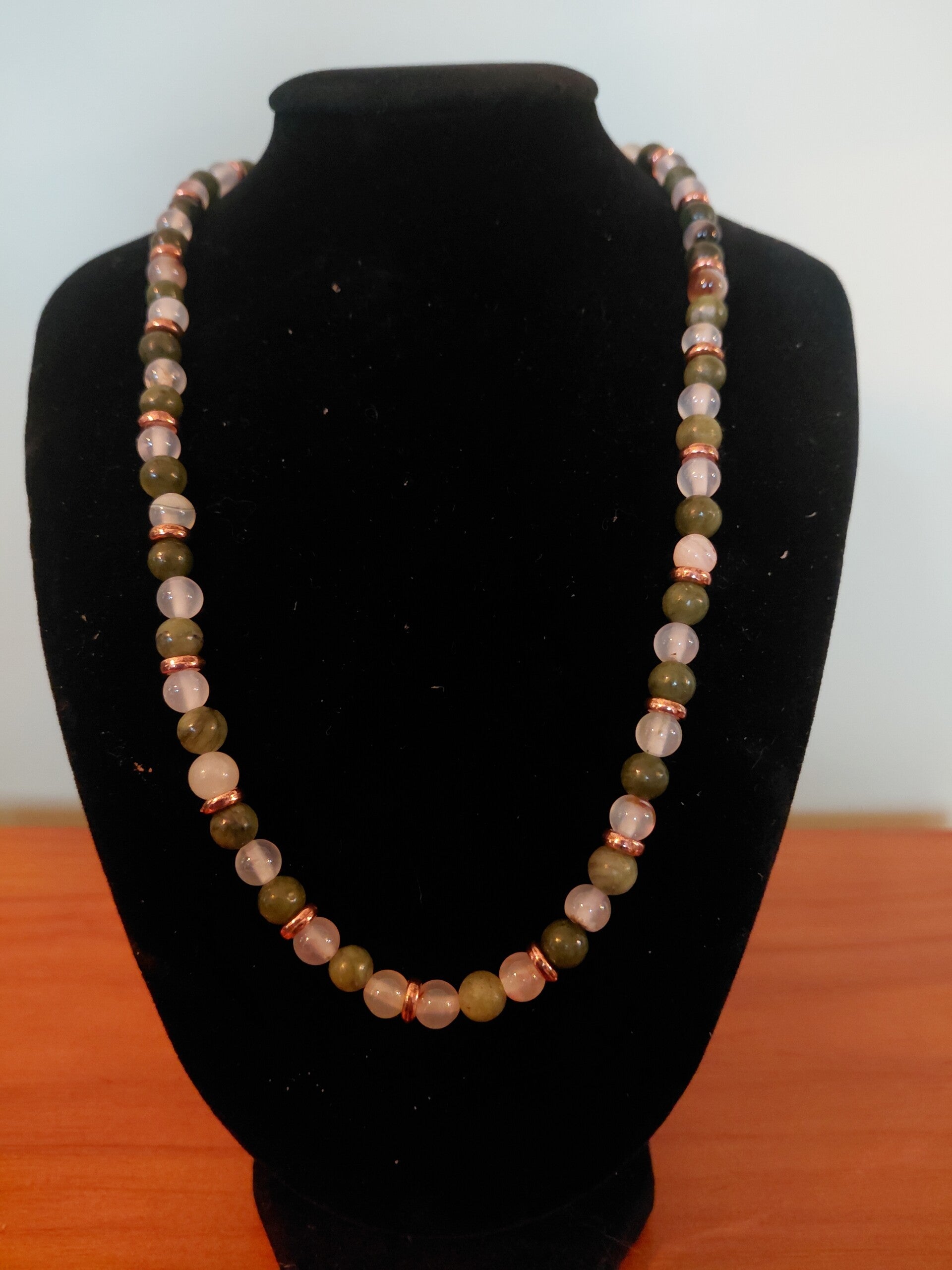 Elegante kralenketting in zachte groen- en rozetinten